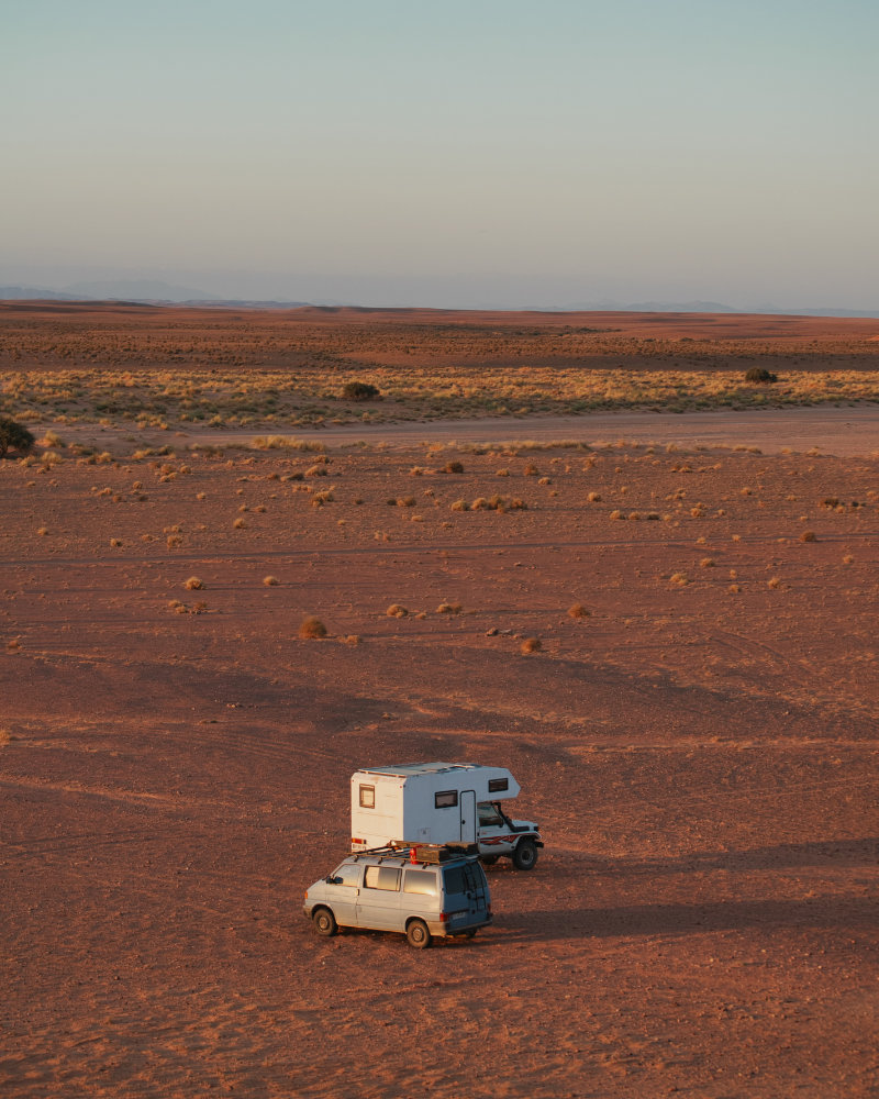Deux fourgons aménagés par Mad Vans dans le désert marocain
