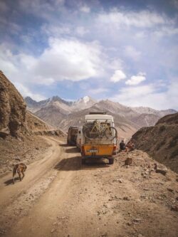 Photo de camions sur une route de montagne