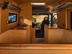 Plans de travail en frêne olivier dans le camion Grand Bleu