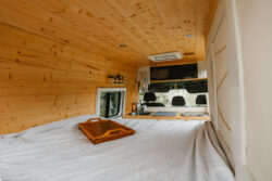 Photo de l'intérieur du Sprinter, avec un grand lit