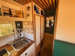 Photo de la cuisine et du couloir du 4x4 aménagé Sunset Cruiser