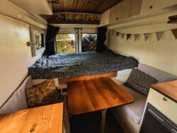 Photo montrant l'aménagement intérieur de Juno par Mad Vans