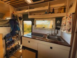Cuisine et entrée du 4x4 aménagé Sunset Cruiser